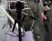 ＜配信向け撮影用スマートフォン（雨天対策を行い使用）＞