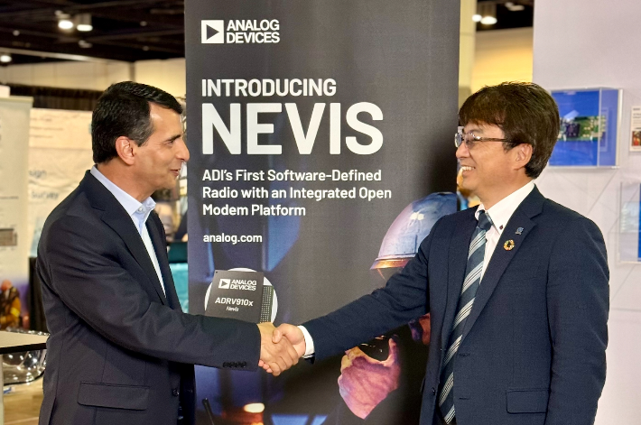 左：アナログ・デバイセズ社 高速コンバータ製品事業部 マネージングダイレクタ サイード アグター氏 右：当社 セーフティ＆セキュリティ分野 無線システム事業部長 佐藤 勝也