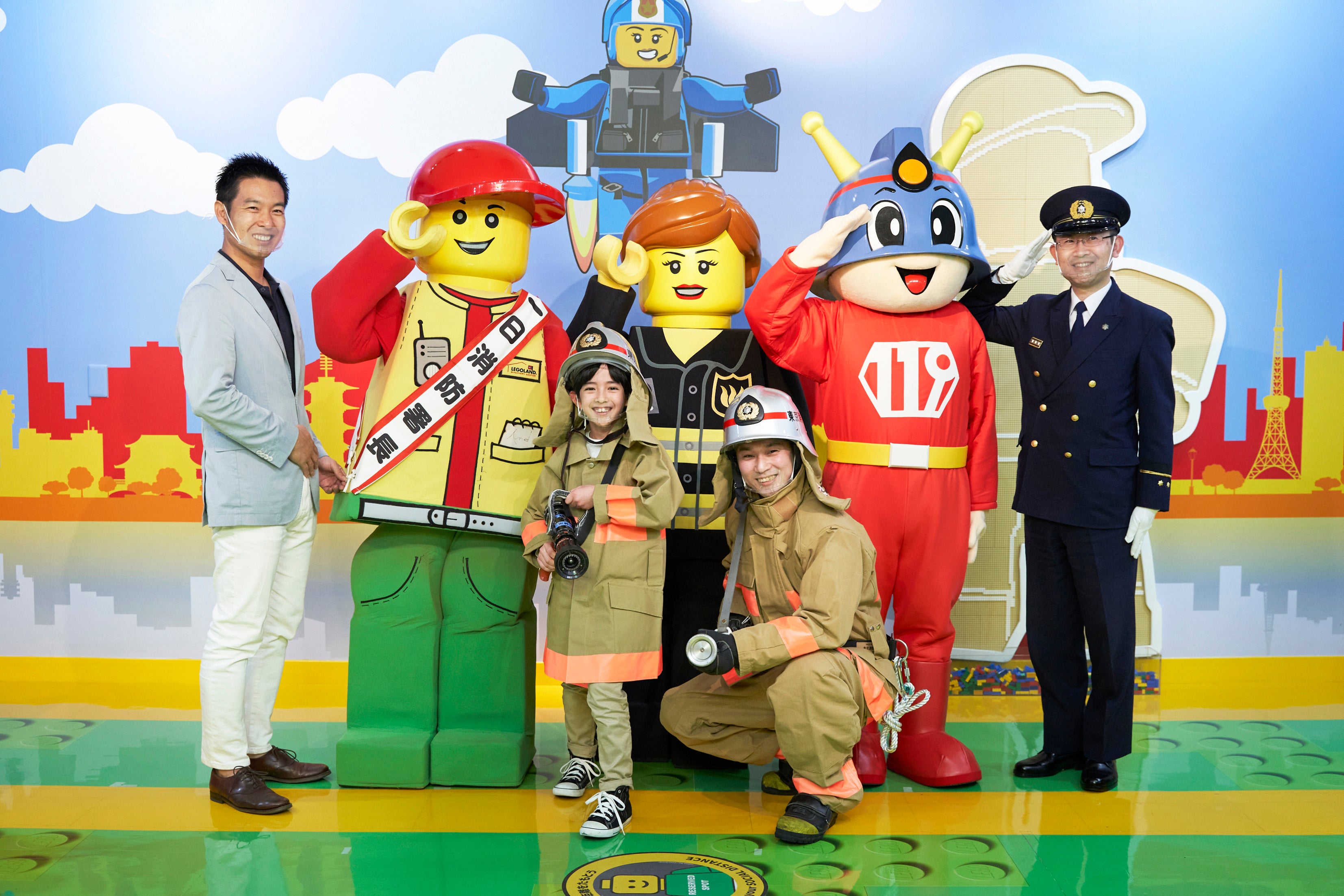 左より、マーリン・エンターテイメンツ・ジャパン代表取締役社長 井上忠浩氏、レゴランド®・ディスカバリー・センター公式キャラクター「バーティ」、レゴシティキャラクター「ファイヤーファイターウーマン」、東京消防庁マスコット「キュータ」、 東京消防庁 芝消防署 