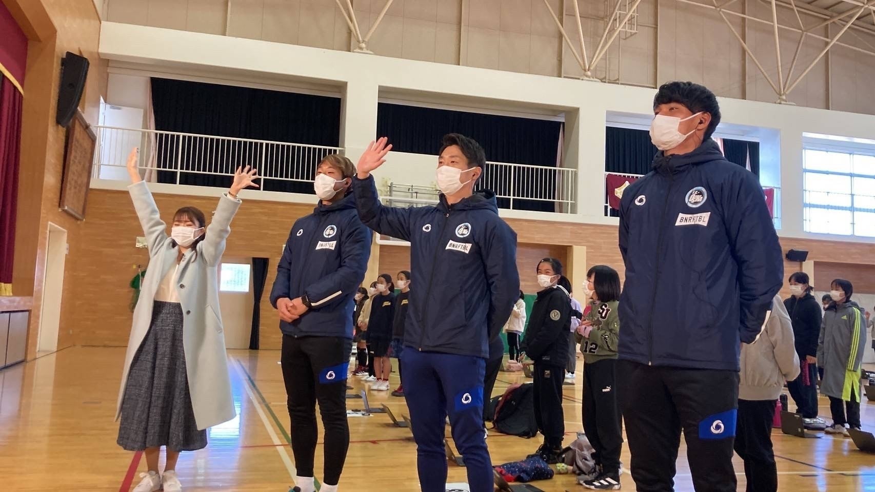 太子町立山田小学校へ応援に駆けつけた岩本 知幸選手、齊藤 隆成選手、佐藤 颯人選手、応援マネージャー 石塚 理奈