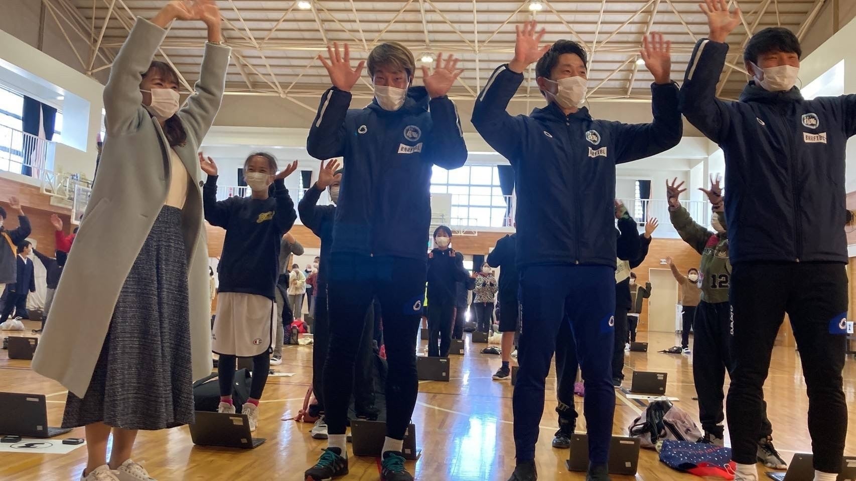 太子町立山田小学校へ応援に駆けつけた岩本 知幸選手、齊藤 隆成選手、佐藤 颯人選手、応援マネージャー 石塚 理奈