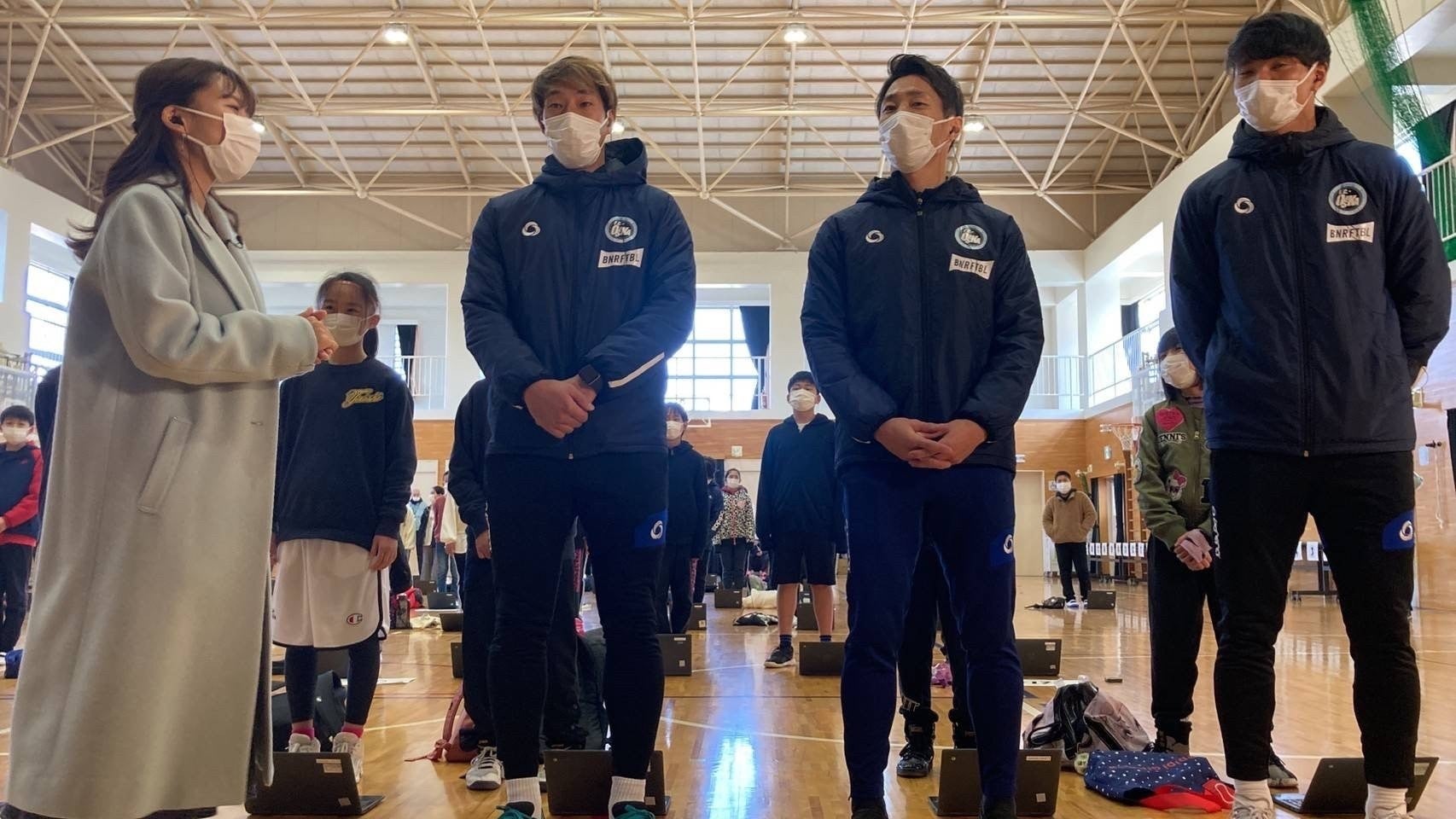 太子町立山田小学校へ応援に駆けつけた岩本 知幸選手、齊藤 隆成選手、佐藤 颯人選手、応援マネージャー 石塚 理奈