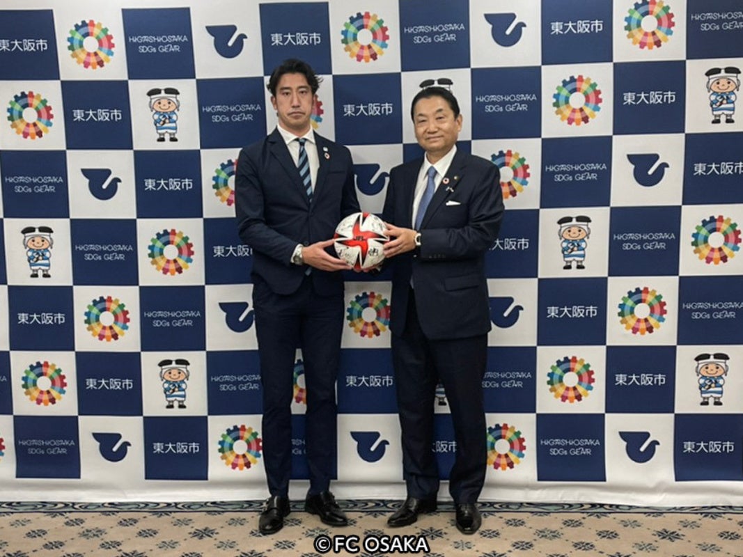 左から、FC大阪 代表取締役社長 近藤 祐輔、東大阪市 野田 義和市長