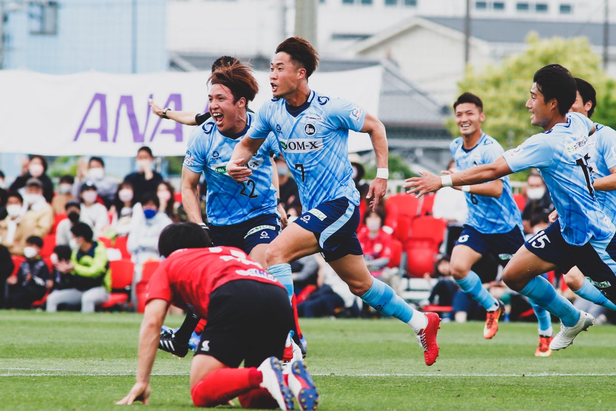 得点を決めて喜ぶFW木匠