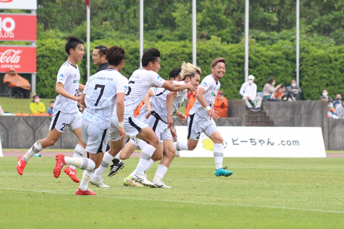 先制点で喜ぶMF久保とFC大阪イレブン