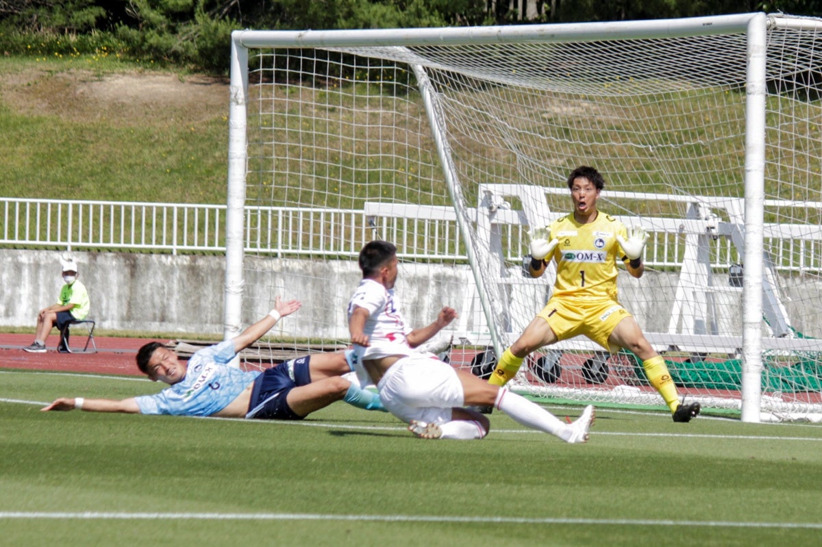 相手の攻撃を守り抜いたFC大阪守備陣（写真はGK永井建とDF舘野）