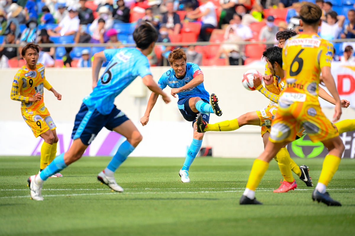 決勝点となるシュートを放つDF坂本