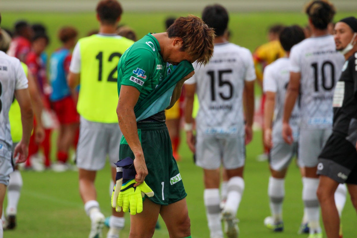 再三のビックセーブでチームをもり立てるも、敗戦後は悔しさをこらえきれず涙するGK永井建