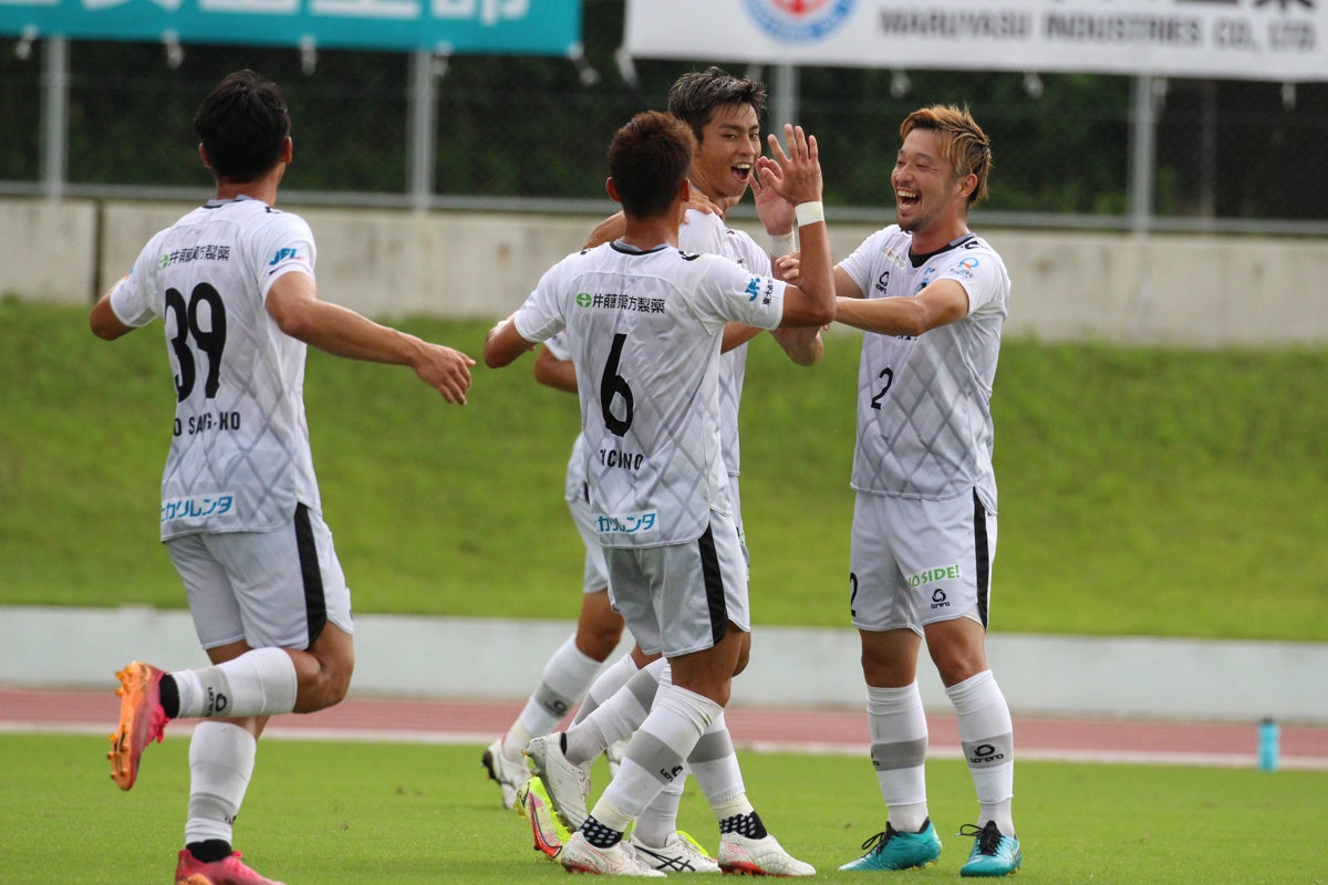 同点となる得点を決め喜ぶFW宇高とFC大阪の選手