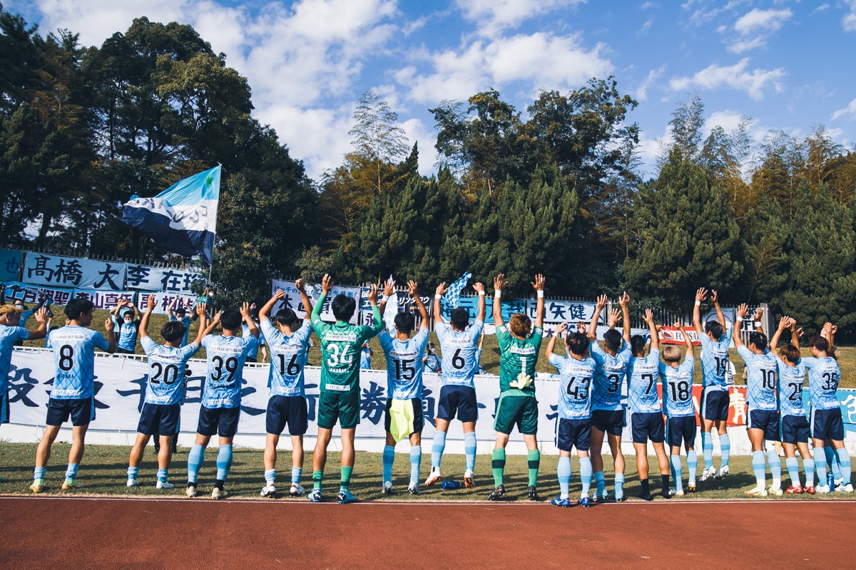 この試合からサポーターによる声出し応援が解禁され、最後まで熱い声援を送ったサポーターとともに喜びを分かち合うFC大阪の選手たち