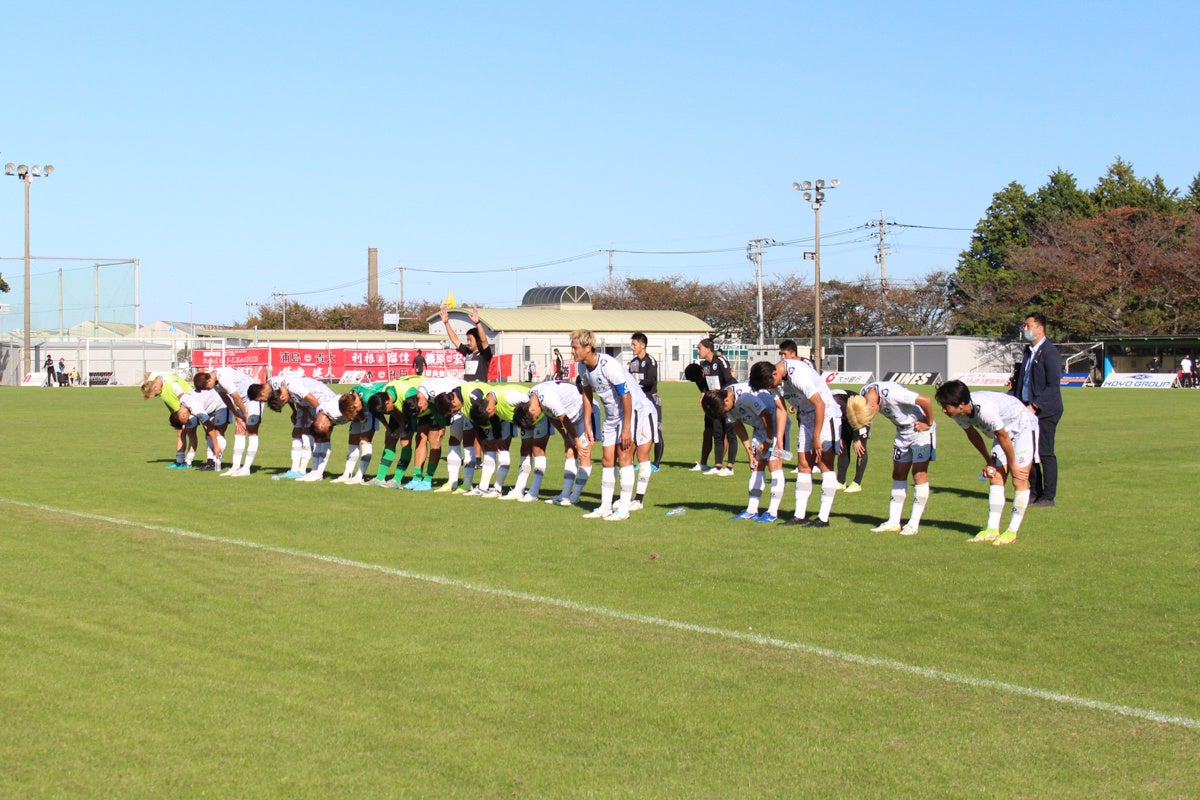 大分まで応援に駆けつけたサポーターへ挨拶するFC大阪の選手・スタッフ