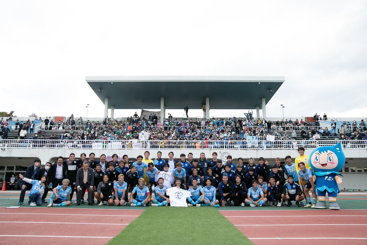 順位要件を達成し、選手・スタッフと来場された観客との記念写真