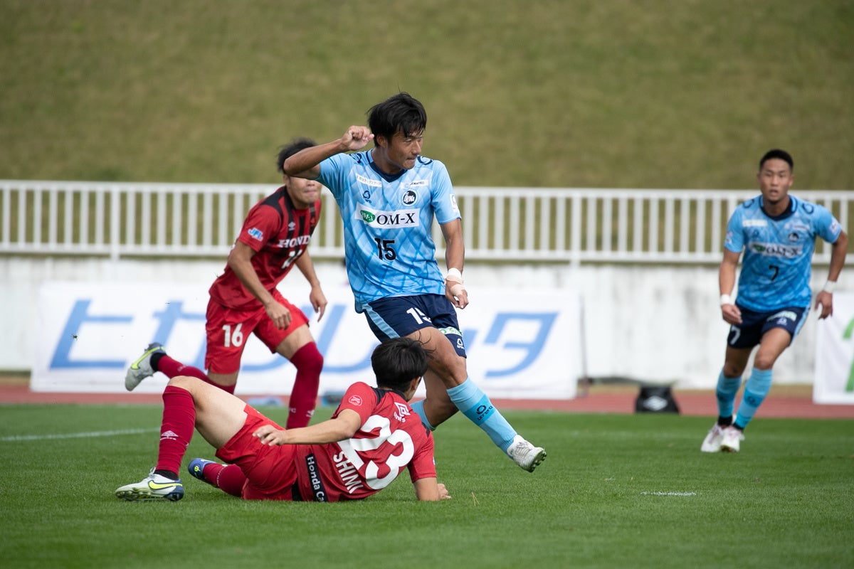 先制点を決めるMF今村