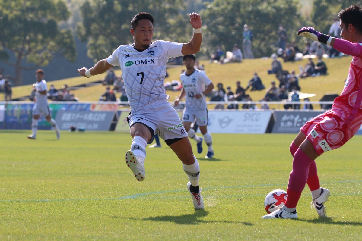 先制点となる相手GKへプレッシャーをかけるFW木匠