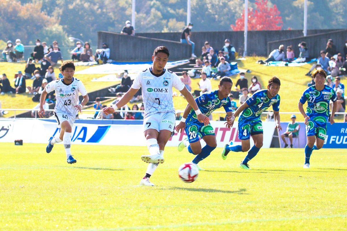 勝ち越し弾となるPKを蹴るFW木匠