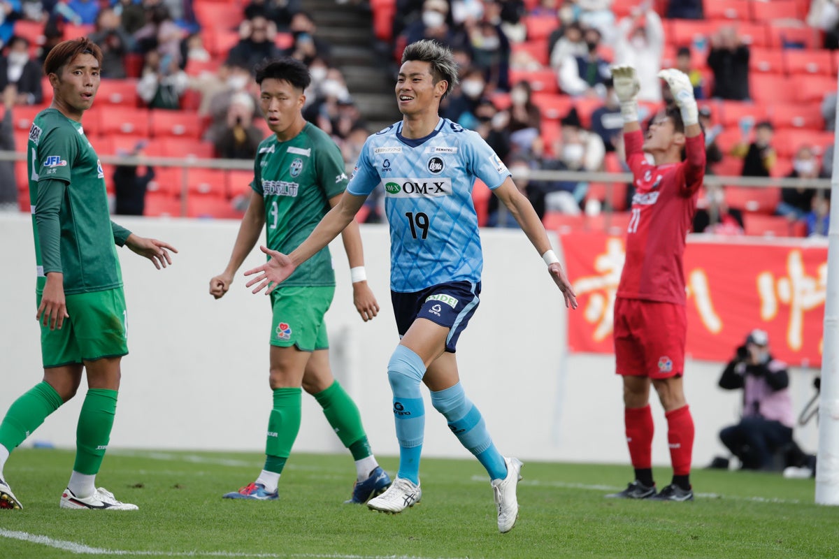 同点弾を決めて喜ぶFW宇高