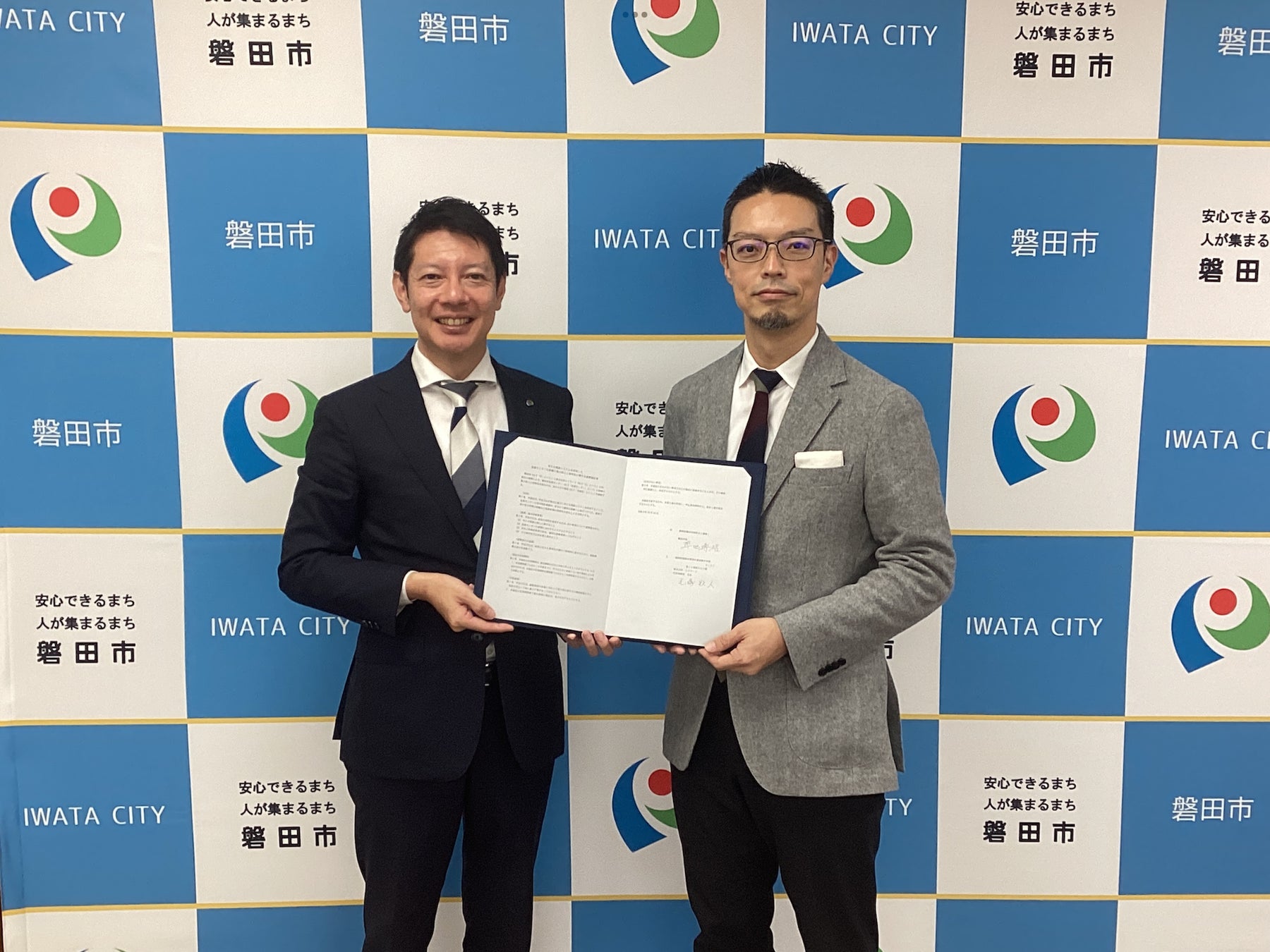 磐田市の草地博昭市長と株式会社レイヤード代表取締役社長 毛塚牧人。(写真撮影時のみマスクを外しています。)
