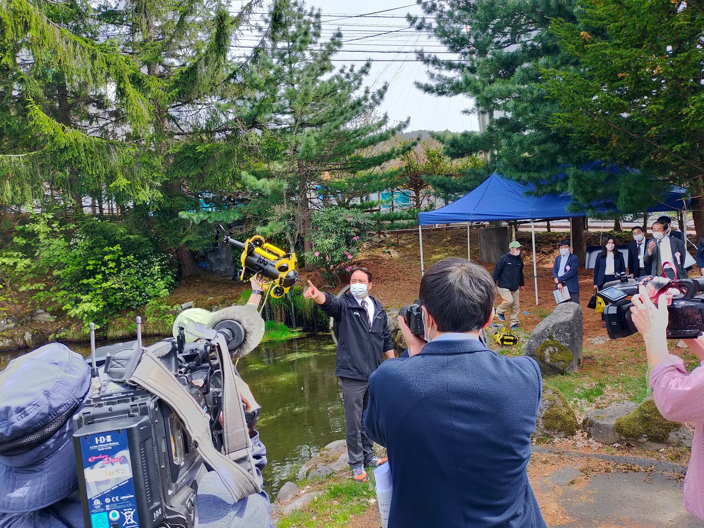 池の平ホテル湯本統括支配人による水中ドローン体験