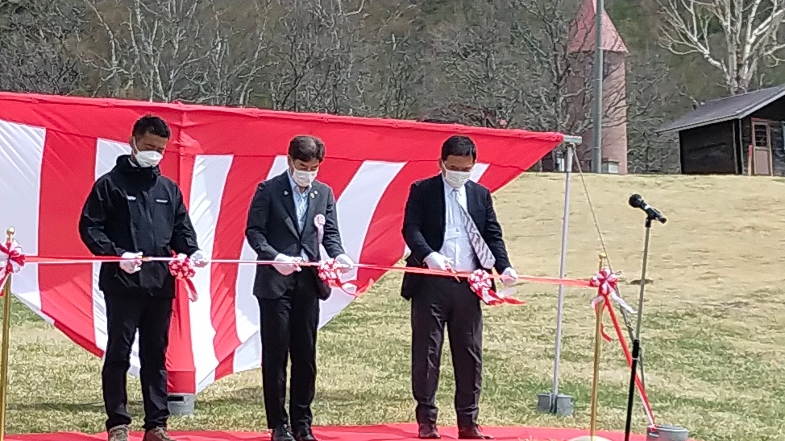 池の平ホテル矢島社長、小平春幸 立科町副町長、スペースワン代表小林によるテープカット