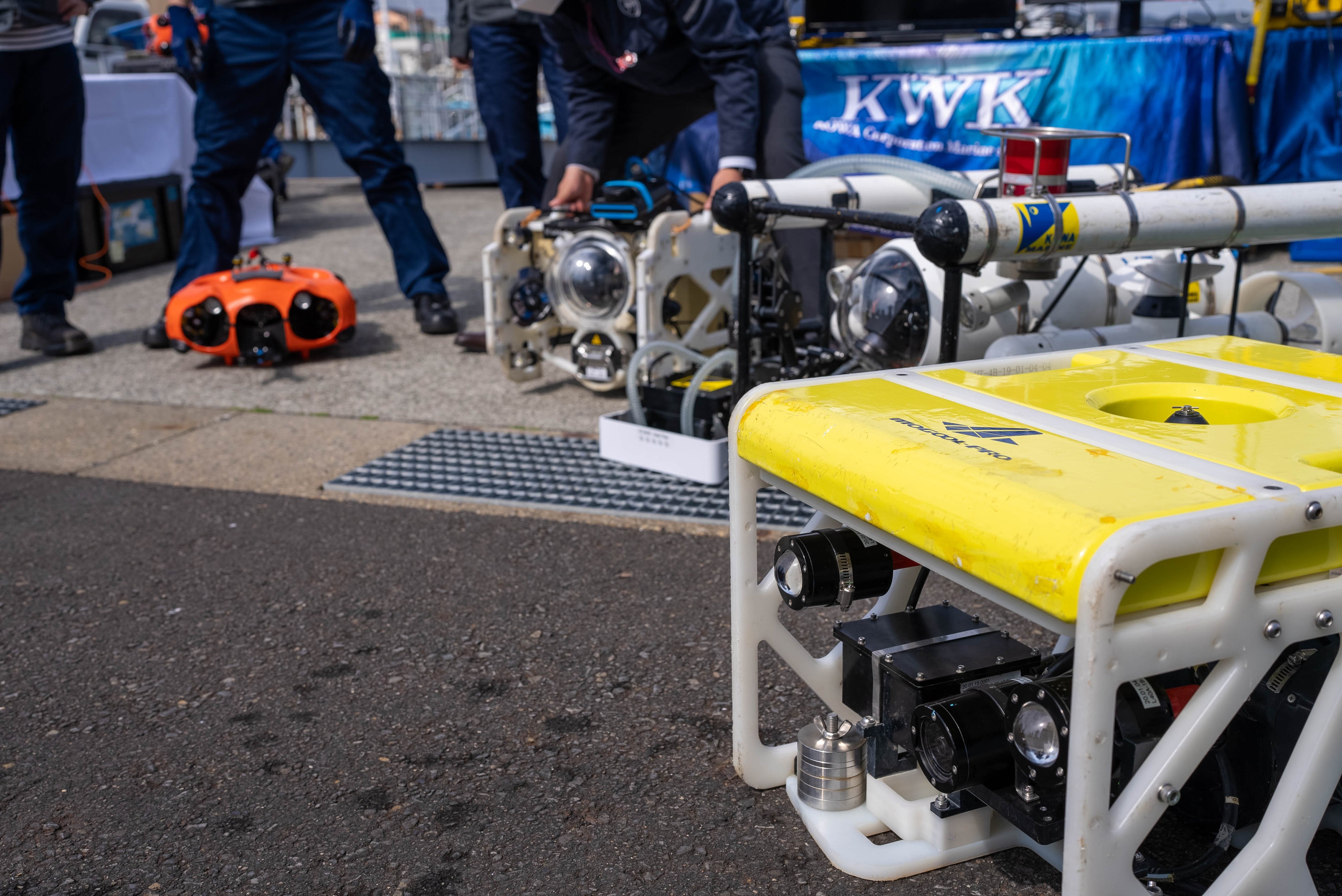 集結した水中ドローン