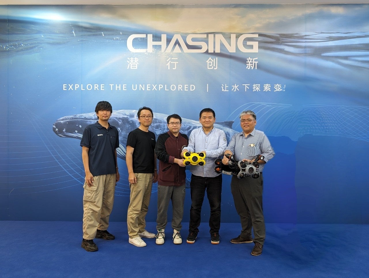CHASINGの張社長（左から3番目）とスペースワン代表の小林（右から3番目）