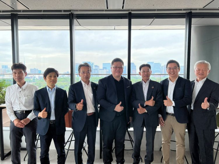 (左から）株式会社アイティフォー 通信システム事業部 営業部長 羽田誠、同様 同執行役員 湯本哲、同様 取締役 大枝博隆、 株式会社CyCraft 創業者吳明蔚工学博士、株式会社アイティフォー代表取締役社長 佐藤恒徳、株式会社CyCraft CCO 陳建綱