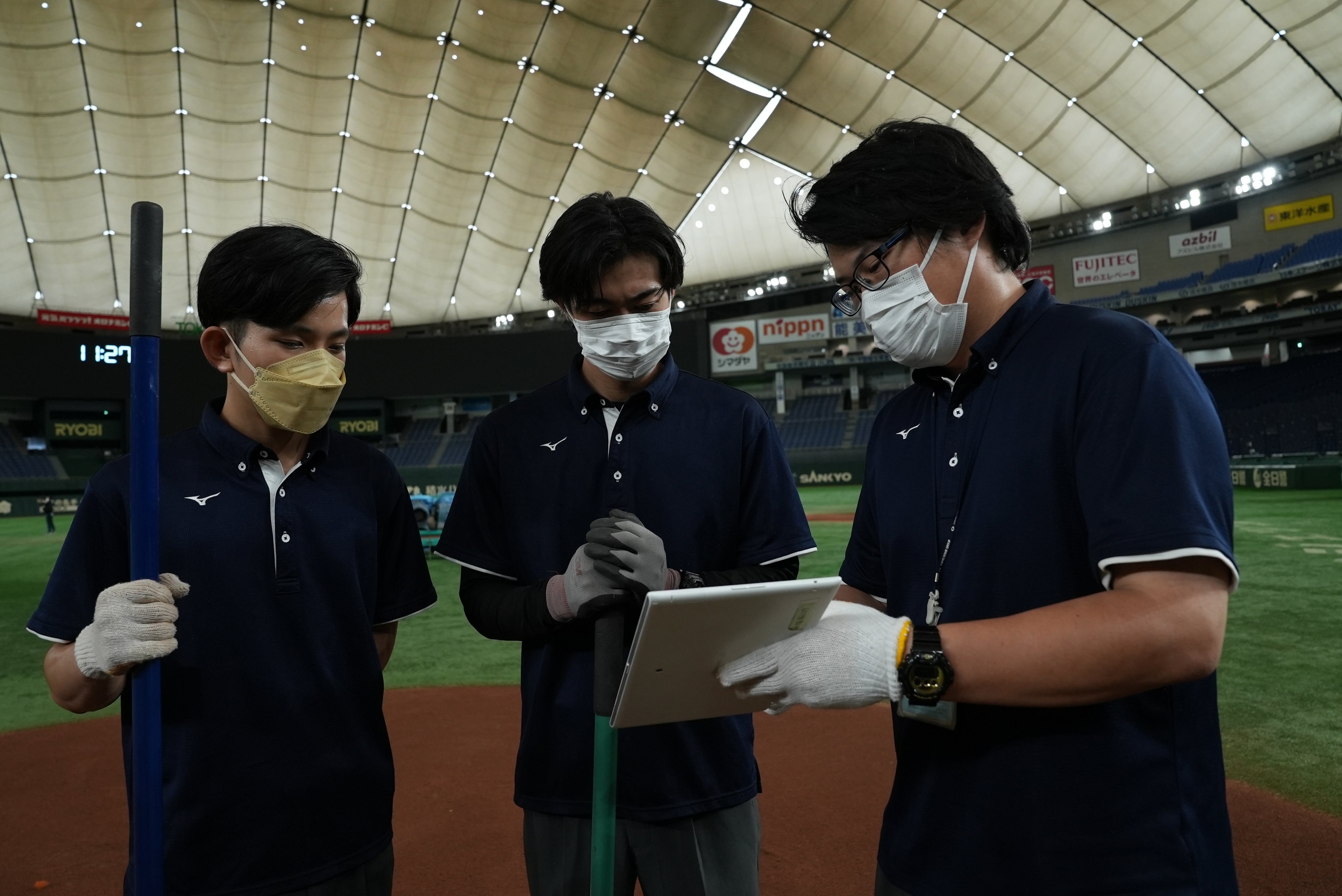 東京ドーム内にてグラウンドメンテナンスを指導している風景
