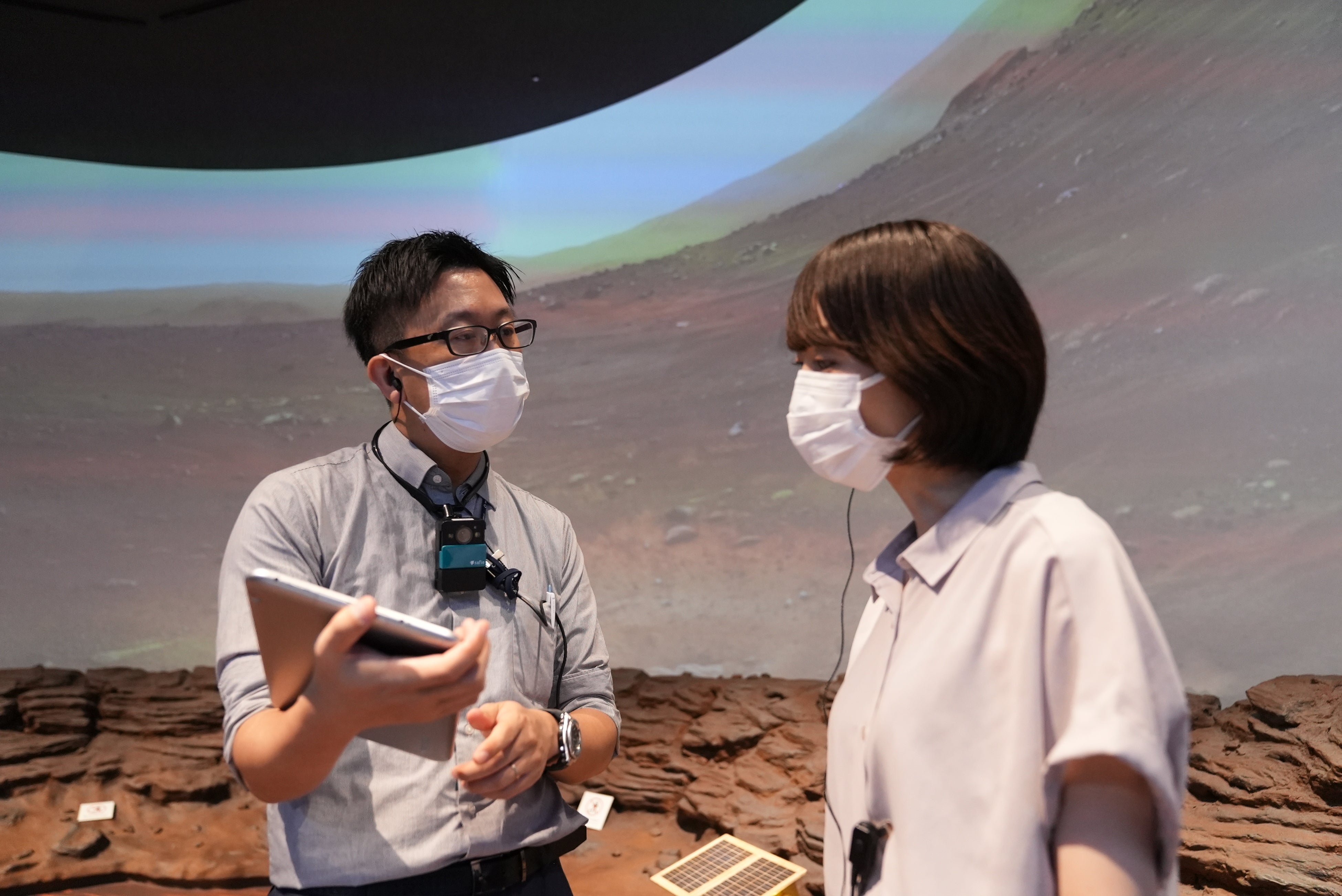 TeNQ内にてスタッフの質問対応を行っている風景