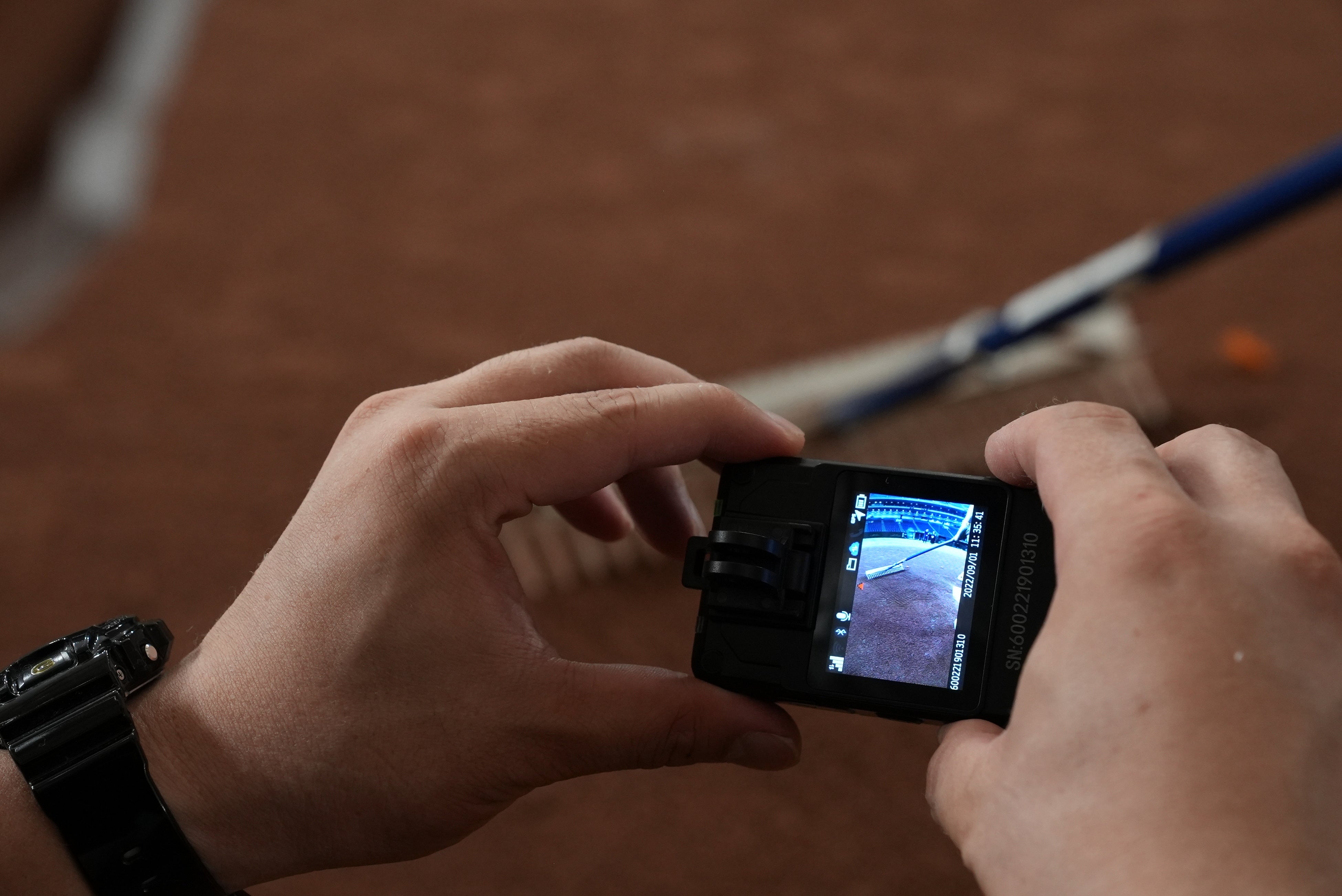 東京ドーム内にて「Safie Pocket2」を活用して撮影している風景