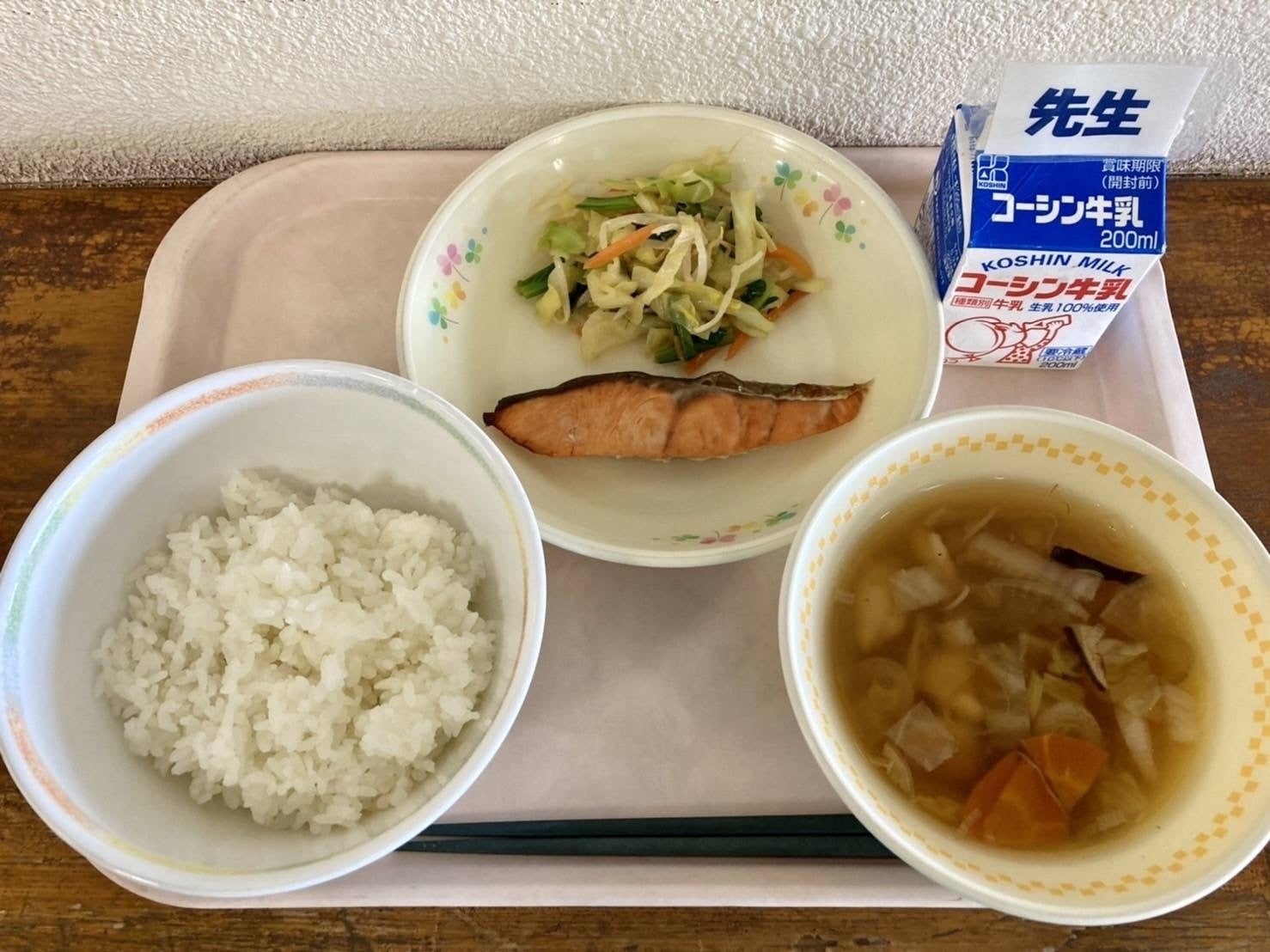 明治22年に親しまれたという「鮭の塩焼き、からし和え、すいとん汁、ご飯」の献立