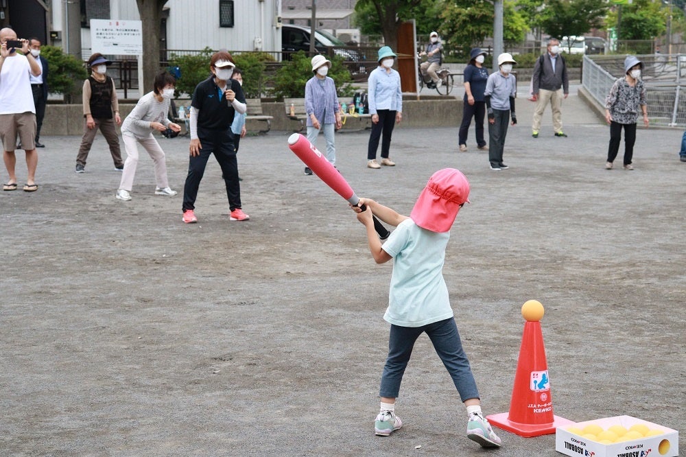 園児がバッティングに挑戦。保護者様、地域の方々25名もキャッチャーとして参加しました