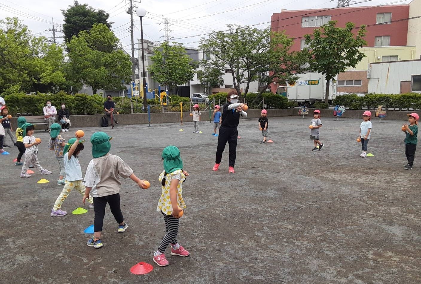 ボールの投げ方を優しく教える講師の宇津木さん