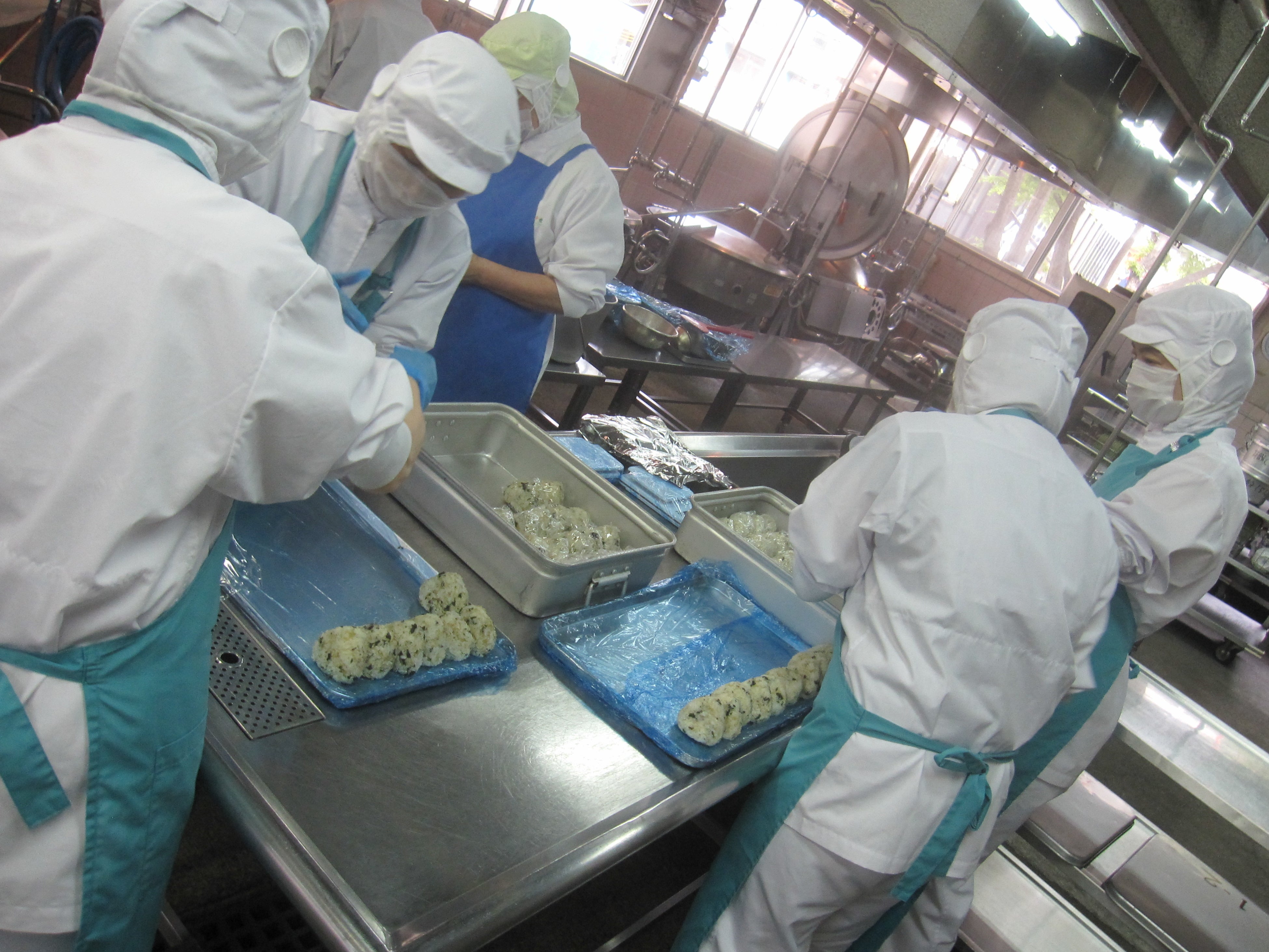 おにぎりは、配膳のしやすさ、食べやすさを考慮してラップに包みます。