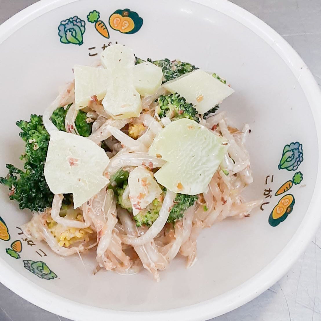 ブロッコリーの茎をクローバーやハートなどに飾り切り