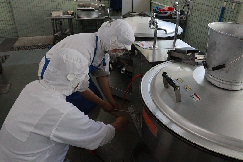 炊飯の火加減の指導を受ける