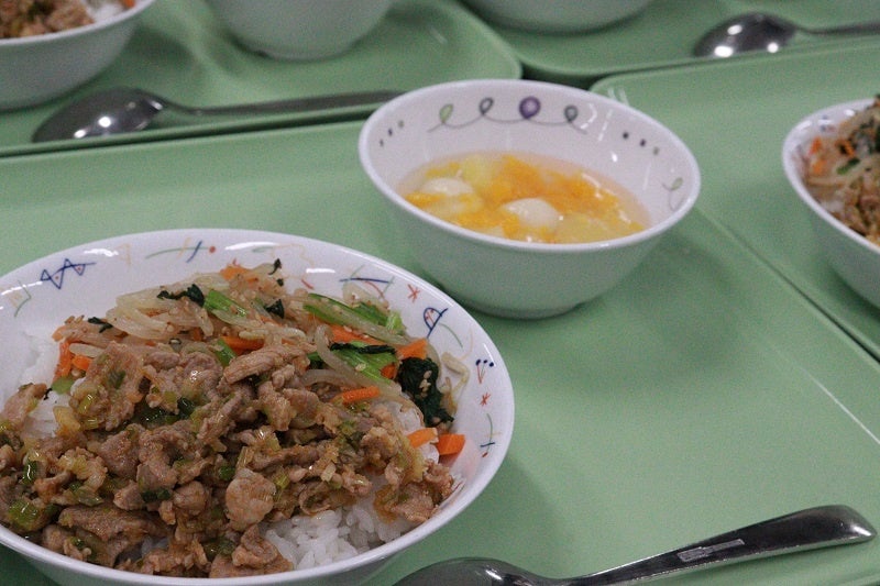 ８月３日の献立（ご飯・ビビンバ・野菜のナムル・フルーツポンチ）