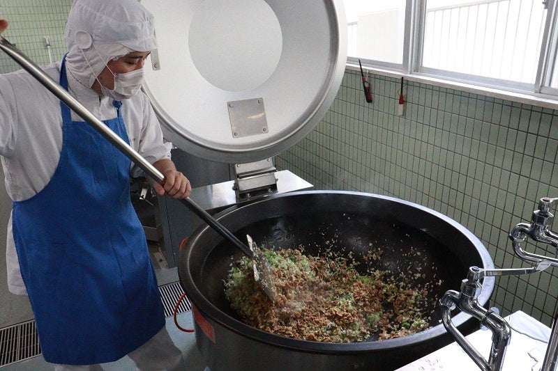 給食釜で大量調理の様子