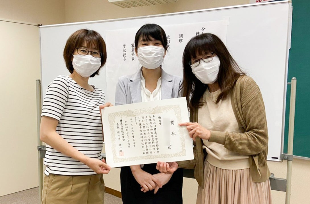 献立を考えた三船智子さん（右）と、栄養士の清水小百合先生（中央）、当日調理を担当した原田瑠美さん（左）