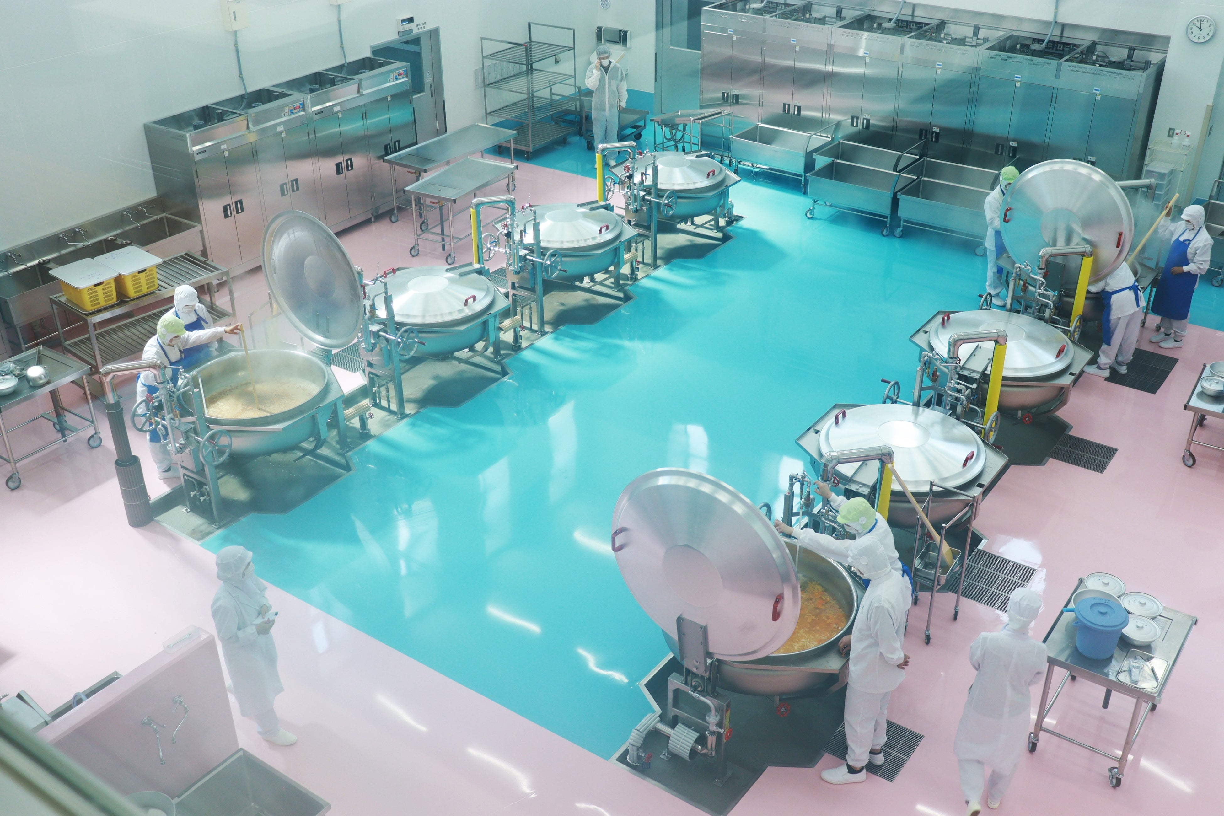 見学室から見た煮炊き調理室