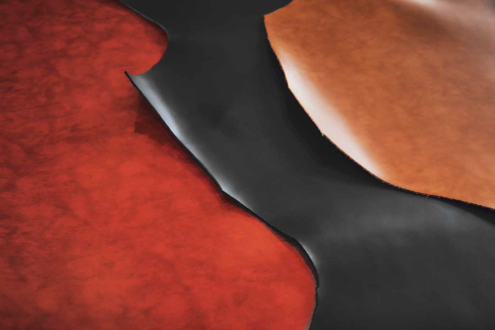 HERGOPOCHのオリジナル素材「ワキシングレザー」。独特のマーブル模様と、使い込むほどに増す艶感が魅力。