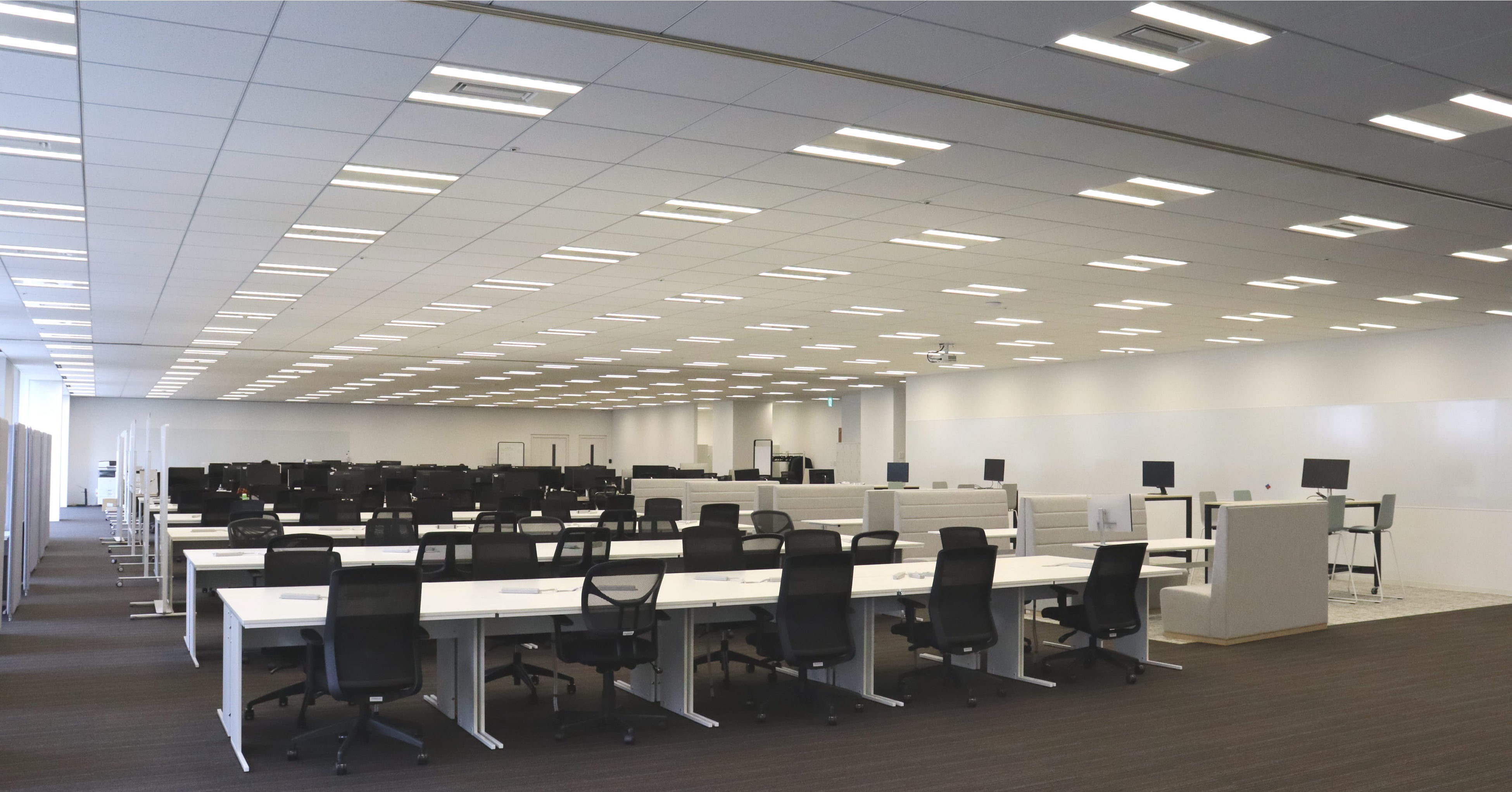 約3倍の座席数を完備した執務室