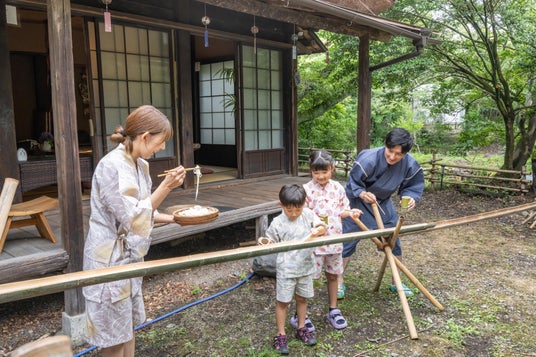 【愛知県尾張地方初!?】BBQの締めは本物の竹で流しそうめん。合掌造りを背景に、親子で“昔ながらの夏休み”を体験できる夏限定コンテンツが瀬戸市に登場。 【愛知県尾張地方初!?】BBQの締めは本物の竹で流しそうめん。合掌造りを背景に、親子で“昔ながらの夏休み”を体験できる夏限定コンテンツが瀬戸市に登場。