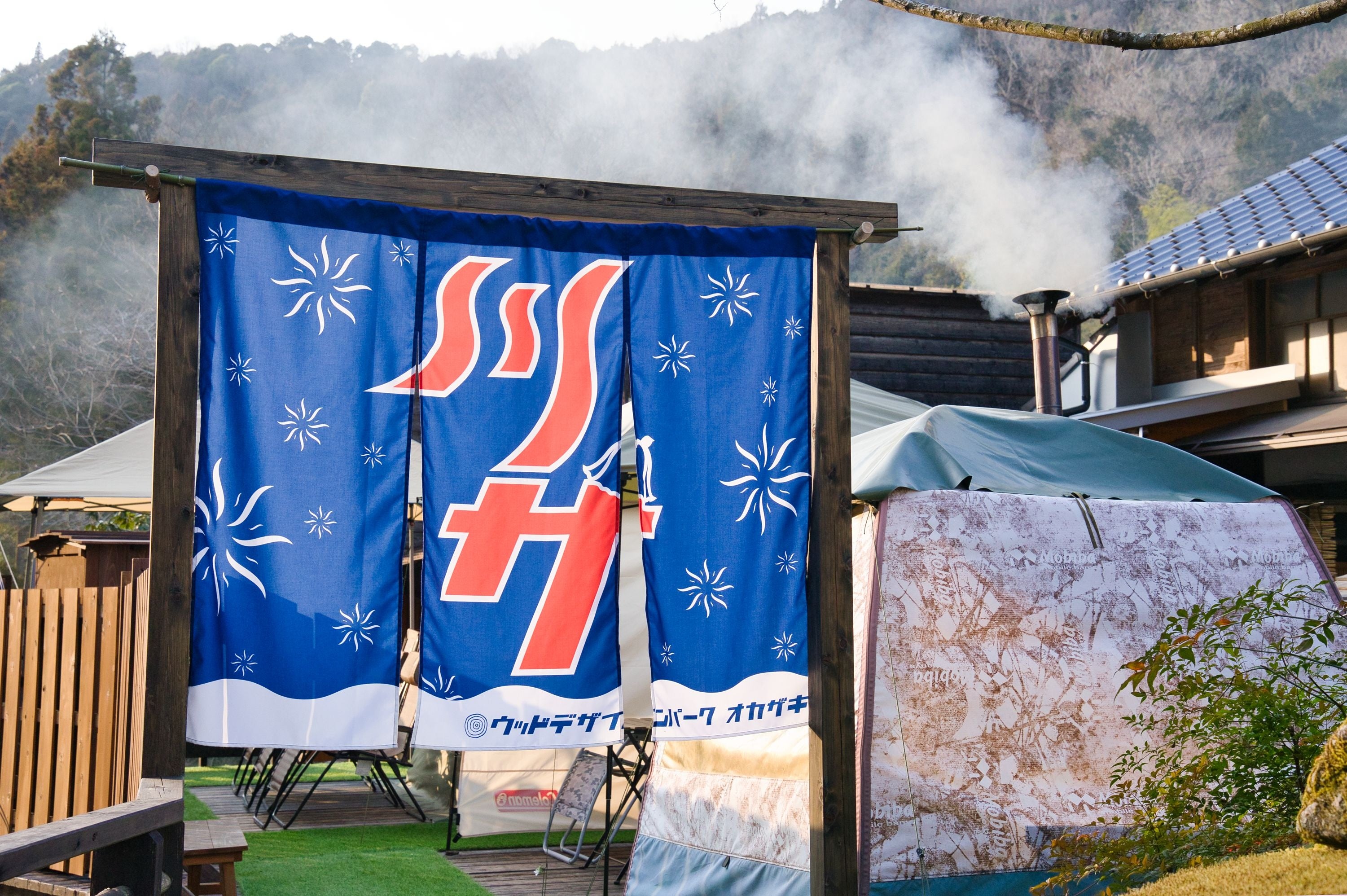 新しく取りついた『川サ』暖簾が特徴のテントサウナエリア