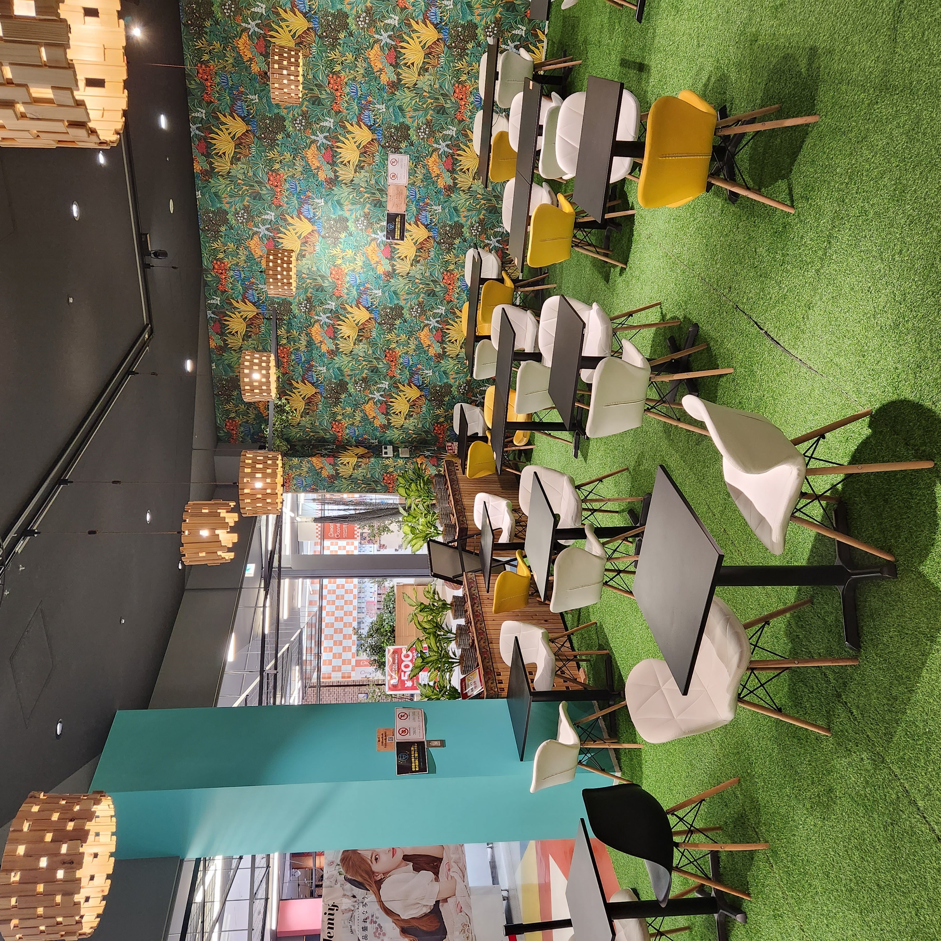 他のテナントと近いお席では程よい雑音で友人との会話もしやすい