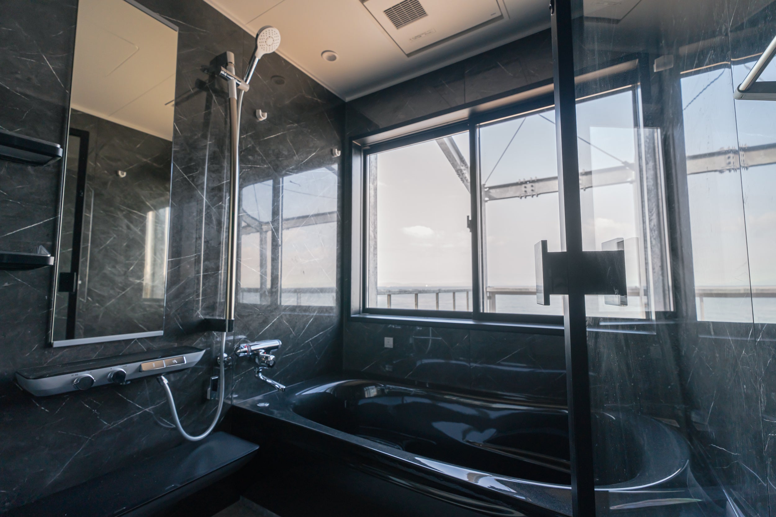 全部屋に海を眺めることができるバスルームが設置。