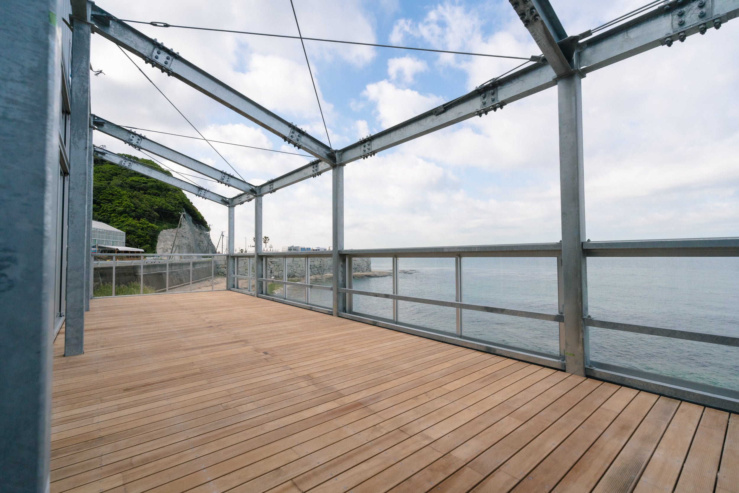 海が全貌できるバルコニー。二階は豪華BBQを楽しめます。