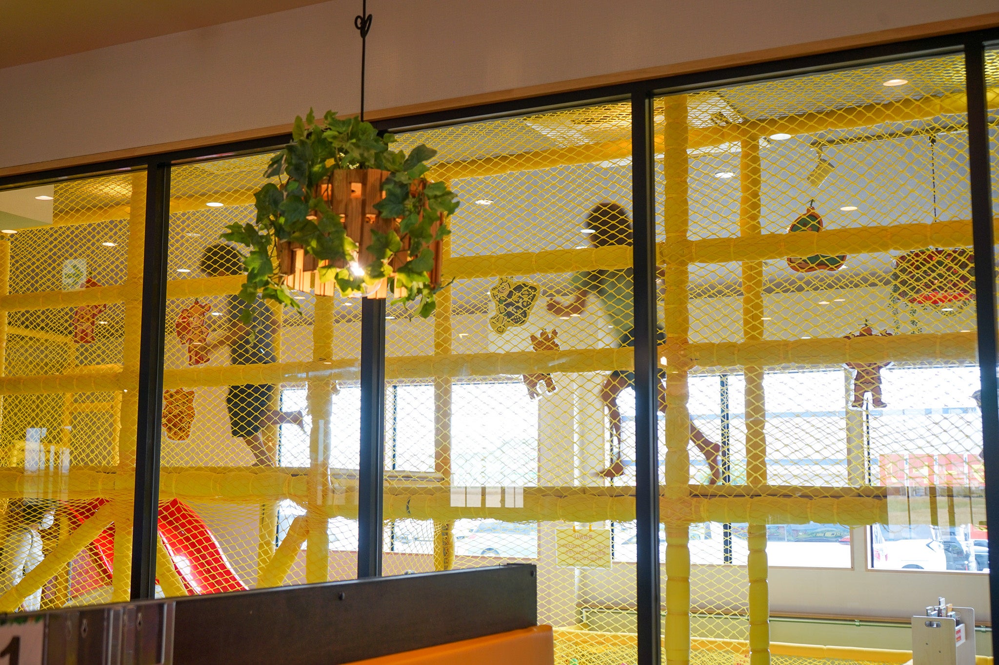 キッズパークの壁はガラス張り