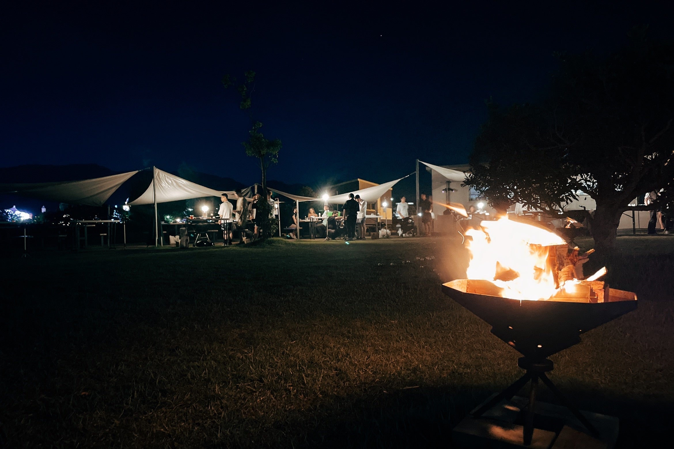 火の揺らめきで夜を演出