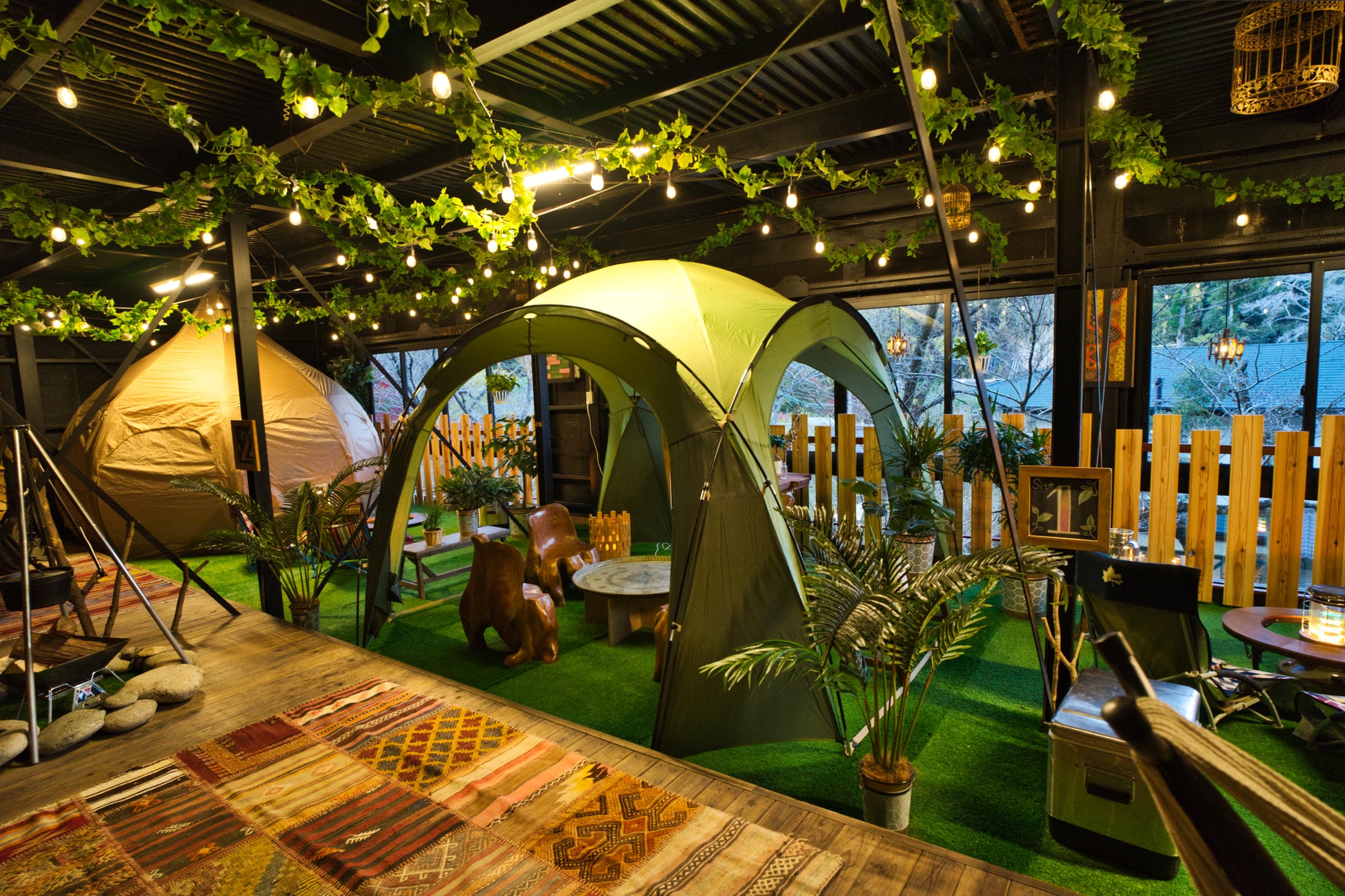半室内の冬季限定CAMPINGTOWER! テントは玉ねぎ型の形をしたHilanderのNAGASAWA 300