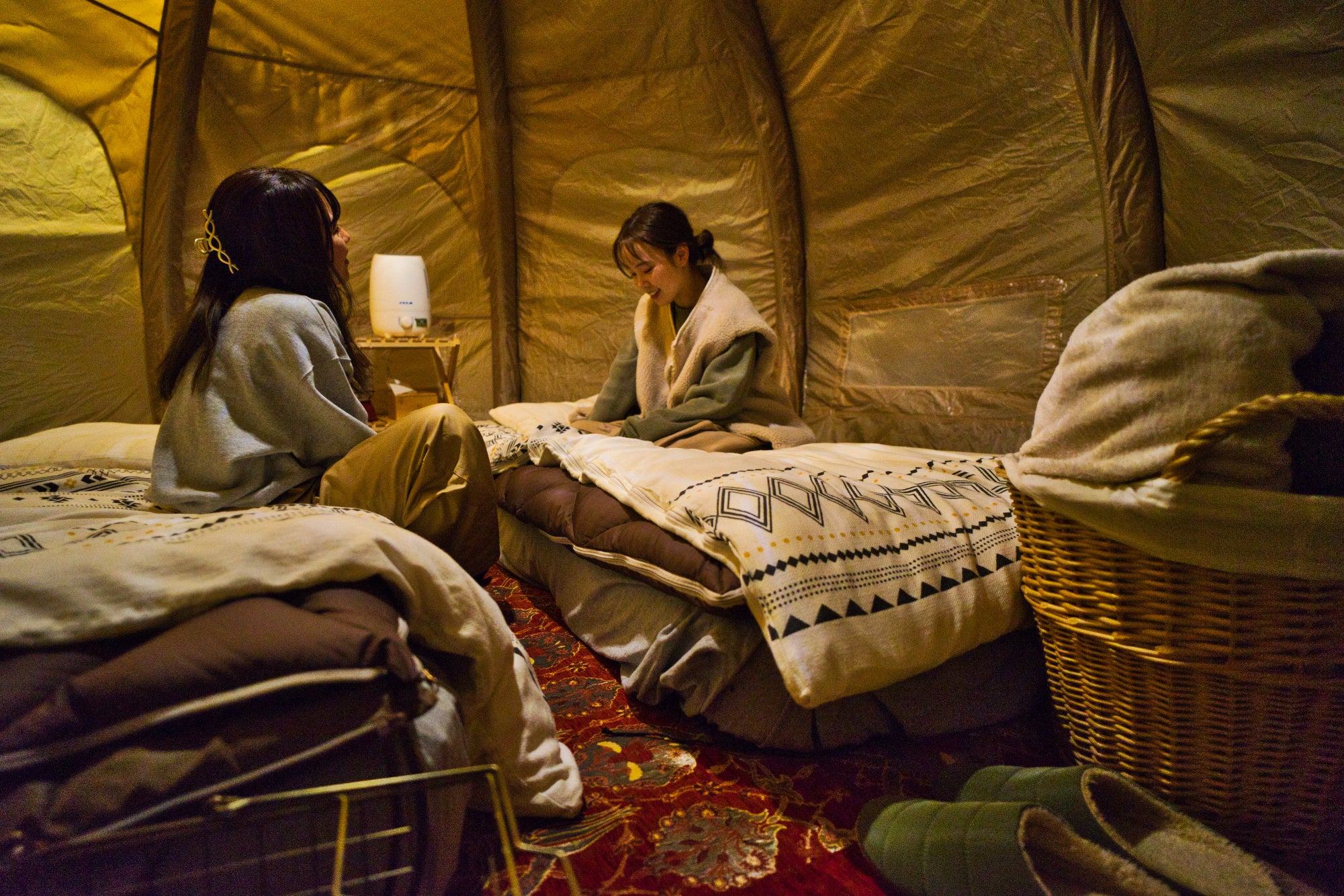 床はホットカーペットに寝具はシュラフ、布団付き。湯たんぽやインナーシュラフも使用していただけます。